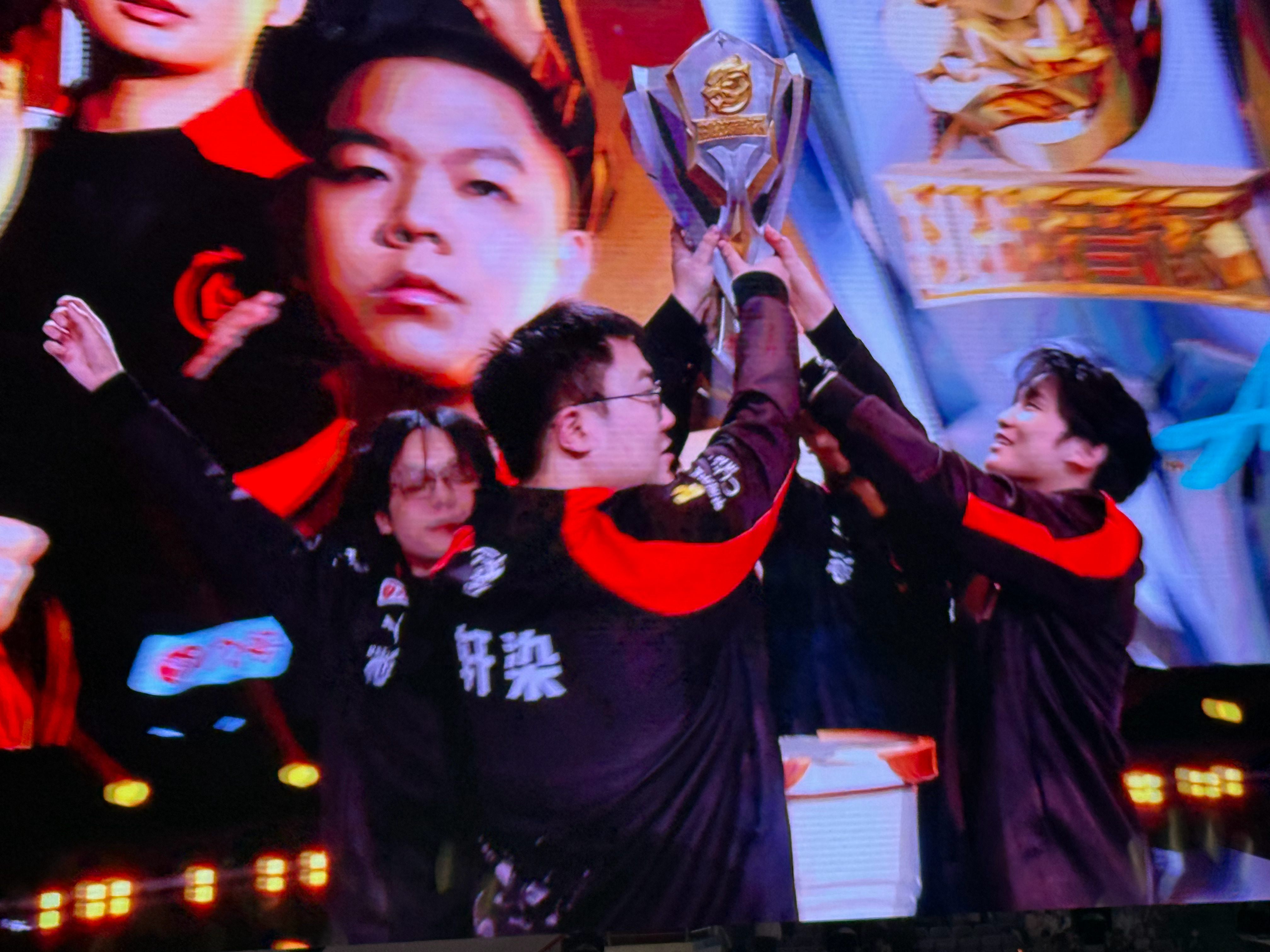 包含（体育）电子竞技——电竞世界杯：中国战队AGAL获英雄联盟项目亚军的词条